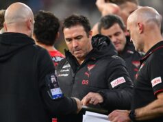A ex-lenda do Essendon, Matthew Lloyd, diz que os Bombers são o pior time da AFL enquanto a pressão aumenta sobre o técnico Brad Scott.