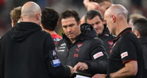 A ex-lenda do Essendon, Matthew Lloyd, diz que os Bombers são o pior time da AFL enquanto a pressão aumenta sobre o técnico Brad Scott.