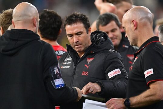 A ex-lenda do Essendon, Matthew Lloyd, diz que os Bombers são o pior time da AFL enquanto a pressão aumenta sobre o técnico Brad Scott.