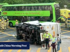 Caminhão e ônibus colidem em frente ao shopping center de Hong Kong, deixando 10 feridos