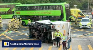 Caminhão e ônibus colidem em frente ao shopping center de Hong Kong, deixando 10 feridos