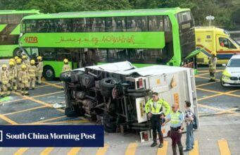 Caminhão e ônibus colidem em frente ao shopping center de Hong Kong, deixando 10 feridos