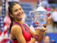 Emma Raducano conversou com o técnico vencedor do Aberto dos Estados Unidos, Andrew Richardson, antes de seu retorno ao torneio