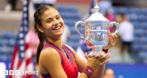 Emma Raducano conversou com o técnico vencedor do Aberto dos Estados Unidos, Andrew Richardson, antes de seu retorno ao torneio