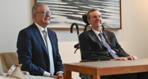 O primeiro-ministro Anthony Albanese presta homenagem ao ícone da AFL Neil Denier