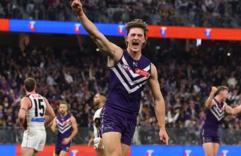 O técnico do Fremantle Dockers, Justin Longmuir, diz aos fãs para aproveitarem sua vitória enquanto o hype do Fremantle aumenta