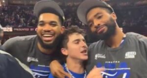 A estrela de Hollywood comemorou com os jogadores dos Knicks