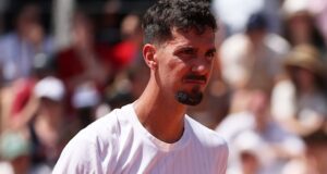 Thanasi Kokkinakis se machuca em Roland-Garros
