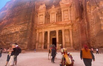 A guerra EUA-Israel contra o Irã deixou a cidade jordaniana de Petra quase vazia de turistas | Em notícias fotográficas