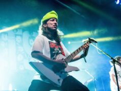 Ex-guitarrista de banda de rock ganhador do Grammy enfrenta prisão perpétua por atacar o pai do vocalista