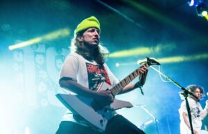 Ex-guitarrista de banda de rock ganhador do Grammy enfrenta prisão perpétua por atacar o pai do vocalista