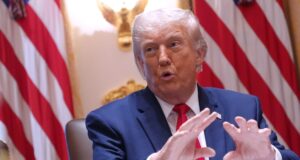 Trump ataca juiz atrás do salão de baile Kennedy Center perdido