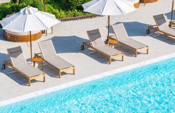 Cadeiras de piscina são reservadas em seu hotel na Grécia: o turista que reclamou é indenizado