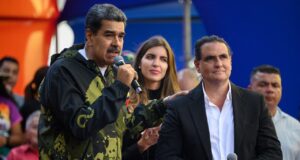 Aliado de Maduro deportado para os EUA, enfrenta acusações em esquema de petróleo e alimentos na Venezuela