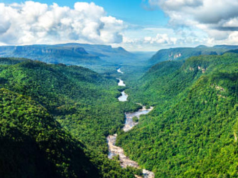 O Equador iniciou o fraturamento hidráulico na região amazônica, descrevendo-o como um “novo horizonte” para a produção de petróleo.