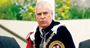 O Reino Unido publica documentos sobre a nomeação de Andrew Mountbatten-Windsor em 2001