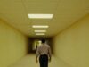 ‘Backrooms’ leva você mais fundo na história de terror mais misteriosa da Internet
