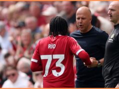 Arne Slot revida os torcedores do Liverpool por causa da substituição de Rio Ngumoha