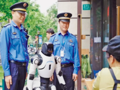 China implanta um robô humanóide para impor governança urbana em Xangai