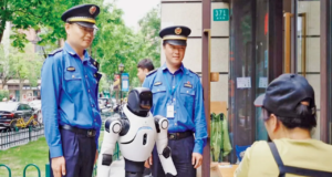 China implanta um robô humanóide para impor governança urbana em Xangai