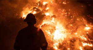 Atualização sobre incêndios florestais na Califórnia: onde fica cada incêndio enquanto milhares de pessoas evacuam