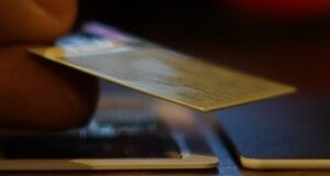 O tamanho do cartão de crédito: Suporta totalmente o computador e também inclui uma tela eletrônica