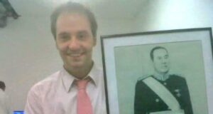 Em meio à polêmica sobre seu patrimônio, revelaram uma fotografia inédita de Manuel Adorni com o quadro POLÍTICA de Perón, El Intransigente.