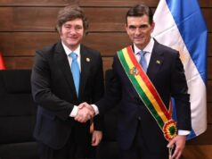 Em meio aos protestos e ao bloqueio, o governo enviou aviões Hércules à Bolívia para lidar com a crise.