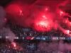 Torcedores do PSG aguardam comemorações pela vitória de Paris na UEFA Champions League
