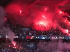 Torcedores do PSG aguardam comemorações pela vitória de Paris na UEFA Champions League