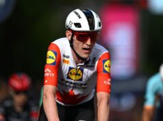Stage MVP – Matteo Sobrero ajuda Derek Gee-West, guia Ciccone na maglia rosa e ajuda Egan Bernal no processo.