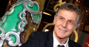 Ator francês de “Emily in Paris” completa 69 anos