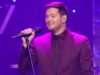 Michael Bublé e Seth Rogen usam fantasias hilariantes de código QR para um especial de caridade