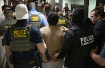 O processo alega que a Polícia do Estado de Oregon violou as leis do santuário ao compartilhar informações com o ICE.
