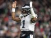Jalen Hurts, New Eagles OC, joga com o pé direito.