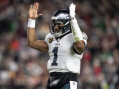 Jalen Hurts, New Eagles OC, joga com o pé direito.