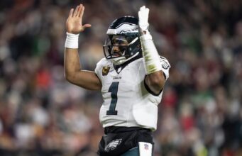 Jalen Hurts, New Eagles OC, joga com o pé direito.