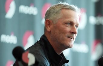 O proprietário do Blazers, Tom Dundon, foi criticado por demissões em massa.