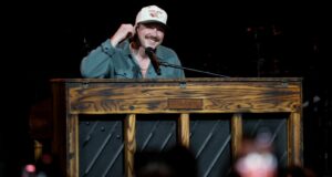 Morgan Wallen vira seu piano após o caos da ‘areia nas botas’