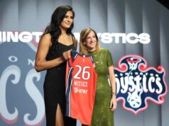 A novata da Mystics, Lauren Betts, captura o puro caos do vestiário em vídeo