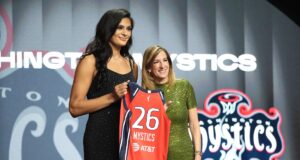 A novata da Mystics, Lauren Betts, captura o puro caos do vestiário em vídeo