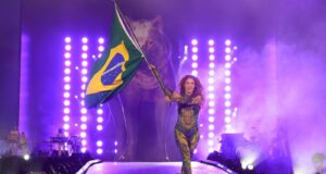 Shakira atrai 2 milhões de espectadores à praia de Copacabana, no Rio de Janeiro