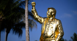 O pastor deixou claro que a estátua verde de Trump não é um ídolo amado pelos fiéis