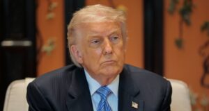 Donald Trump coloca Stephen Colbert na lata de lixo em vídeo de IA