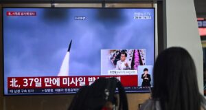 Coreia do Norte dispara mísseis para mostrar força