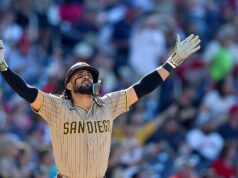 Fernando Tatis Jr. acertou um grande home run no fundo