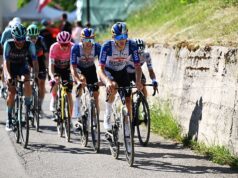 ‘Não me importa o que ele faz’ – Jai Hindley agradece a Giulio Pellizzari por ajudá-lo a subir ao pódio do Giro d’Italia GC.