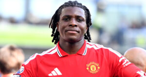 A estrela do Man Utd, Patrick Dorgu, é interrompida na área mista por um alvo de transferência de £ 100 milhões em um momento engraçado