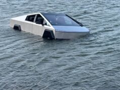 Um homem foi preso depois de dirigir intencionalmente um Cybertruck em um lago no Texas
