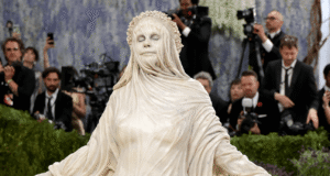 O maior desafio dos convidados do Met Gala: descobrir como fazer xixi com um look luxuoso